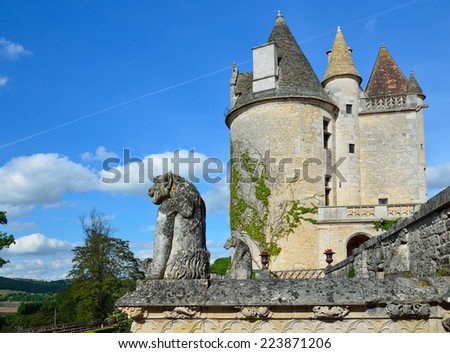 Chateau des Milandes is a fine example of Renaissance architecture and Gothic Revival. This is a small castle in the commune of Castelnaud-la-Chapelle.