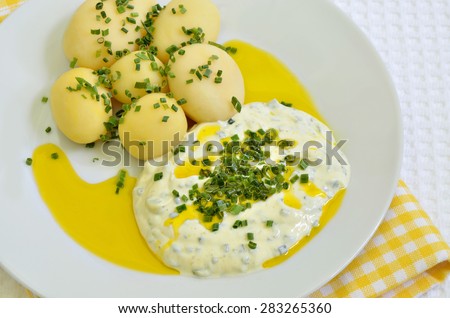 close up of a plate with curd cheese, boiled potatoes, chive  and linseed oil, macro, detail, full frame, horizontal / Curd Cheese with boiled Potatoes, Linseed Oil and Chive