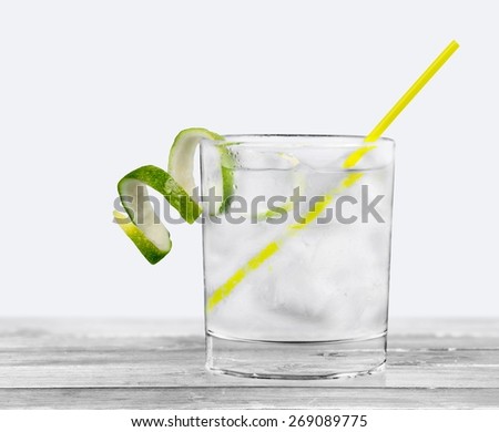 Gin. Cocktails on white: Gin and Tonic.