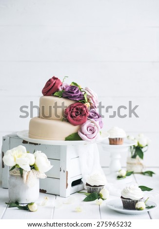 Wedding rustic cake with flowers