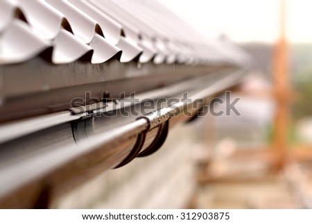 Holder gutter drainage system on the roof