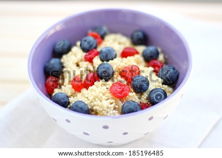 Quinoa porridge with berries