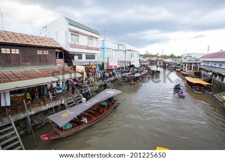 SAMUT SONGKHRAM, THAILAND - Jun 1:Local merchant sell food ,fruits and product at Thaka floating market,on June1,2014 in Samutsongkhram,Thai land. Thaka is a popular tourist attraction.