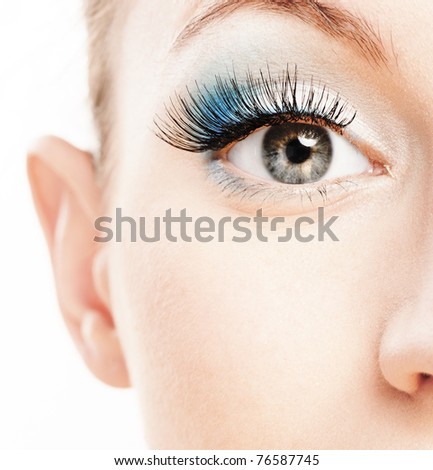 Lifestyle - Pagina 2 Stock-photo-eye-and-nose-of-beautiful-young-woman-close-up-soiled-by-green-cosmetics-76587745