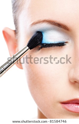 Lifestyle - Pagina 7 Stock-photo-charming-young-woman-applying-blusher-eyelid-close-up-on-red-background-81584746