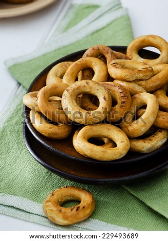 Treats chips on brown plate over green cloth