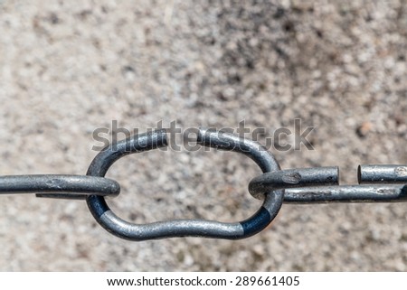 the link in the chain is opening: this weak link defines the real strength of this steel chain