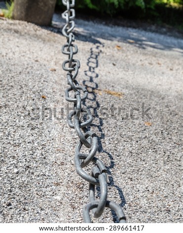 the link in the chain is opening: this weak link defines the real strength of this steel chain