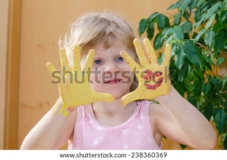 blond girl with yellow painted hands