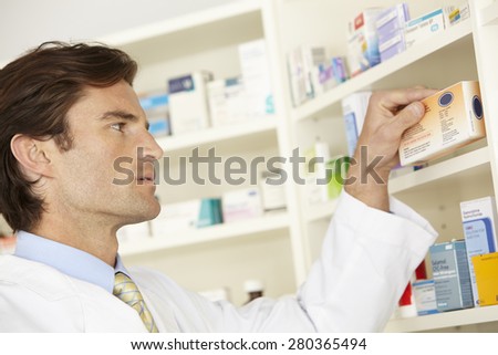 American pharmacist working in pharmacy