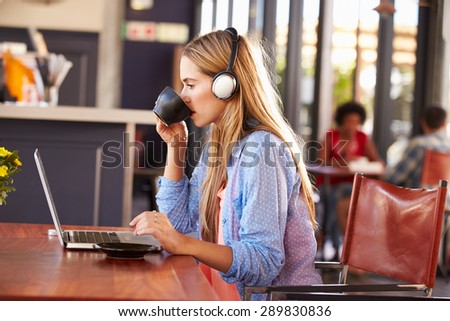 Young woman using computer at a coffee shop