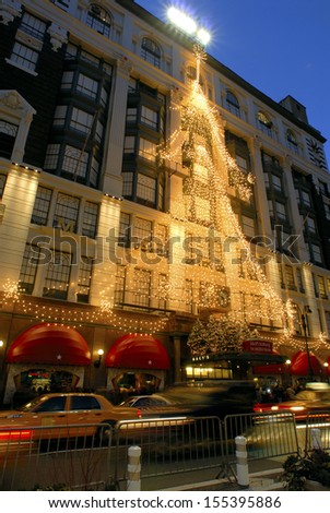 NEW YORK CITY - January. 2005: Historic Macy\'s Herald Square at 34th St. in NYC entrance decorated for Christmas on January. 2005.