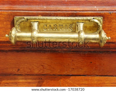 Door letter box with the inscription cartas (letter in spanish).
