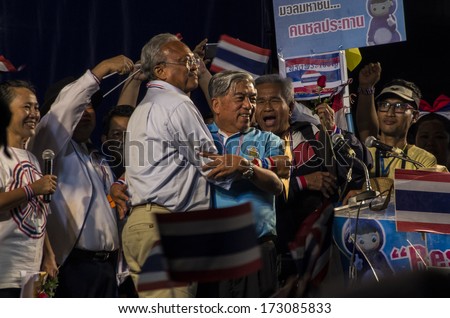 BANGKOK, THAILAND - JAN 24, 2014: Pramote Maiklad (blue shirt), former director-general of Irrigation Department and Suthep Thaugsuban, the PDRC\'s Secretary-General on the protest stage at Pathumwan.