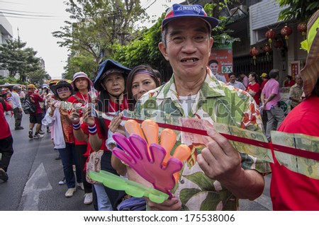 BKK - FEB 1, 2014: An old Chinese man  in Bangkok\'s Chinatown prepare money for donate to Suthep Thaugsuban, the PDRCÃ¢Â?Â?s Secretary-General.