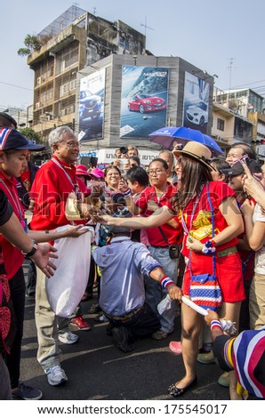BKK - FEB 1, 2014: Anti-government supporters donate to Suthep Thaugsuban, the PDRCÃ¢Â?Â?s Secretary-General during a march.