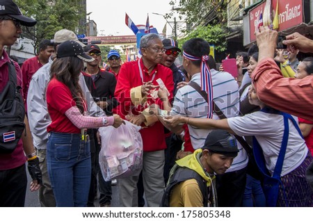 Bangkok, Thailand - FEB 1, 2014: Anti-government protesters in  Bangkok\'s Chinatown donate to Suthep Thaugsuban, the PDRC leader.