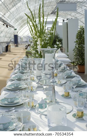  A modern decorated wedding table with large vase and white flowers