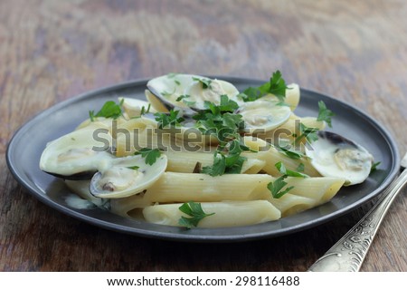 Penne with white clamshells in white sauce.