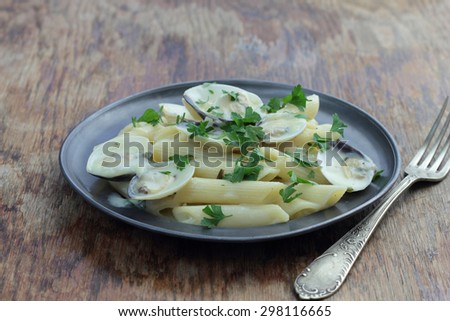Penne with white clamshells in white sauce.