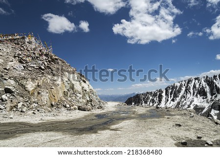 Khardung La pass road the highest motorable mountain pass ever