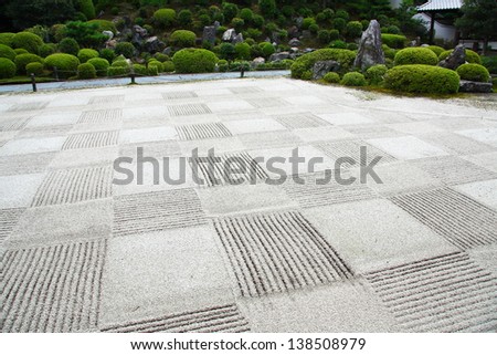 Square pattern in zen garden (Tofuku-ji, Kyoto, Japan)