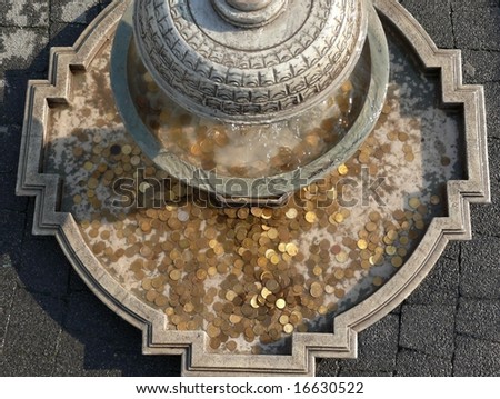 Coins in the fountain - bird\'s eye view