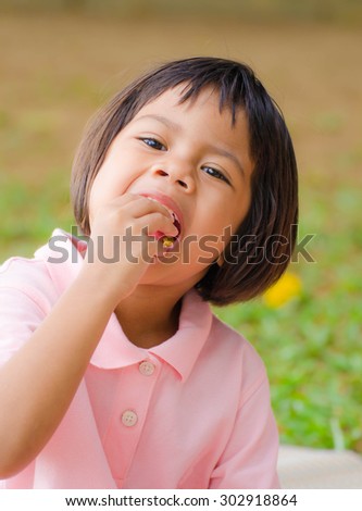 Little Girl eat fruit in Picnic day