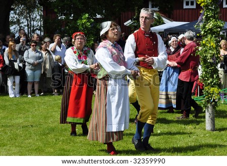 TORSTUNA, SWEDEN- JUNE 19: Folklore ensemble of Sweden in traditional folk costume at midsummer day 19 June 2009 in Torstuna, Sweden.