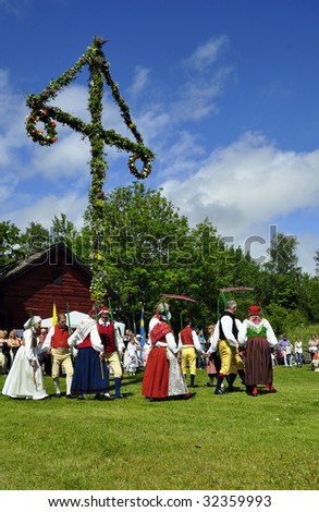 TORSTUNA, SWEDEN- JUNE 19: Folklore ensemble of Sweden in traditional folk costume at midsummer day 19 June 2009 in Torstuna, Sweden.