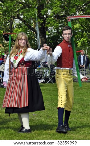 TORSTUNA, SWEDEN- JUNE 19: Folklore ensemble of sweden in traditional folk costume at midsummer day 19 June 2009 in Torstuna, Sweden.