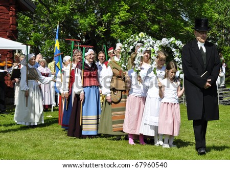 TORSTUNA, SWEDEN -J UNE 19: Folklore ensemble of Sweden in traditional folk costume at midsummer day 19 June 2009 in Torstuna, Sweden