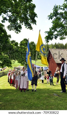 TORSTUNA, SWEDEN-JUNE 19: Folklore ensemble of Sweden in traditional folk costume at midsummer day festival on June 19, 2009 in Torstuna, Sweden