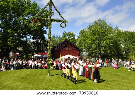 TORSTUNA, SWEDEN-JUNE 19: Folklore ensemble of Sweden in traditional folk costume at midsummer day festival on June 19, 2009 in Torstuna, Sweden