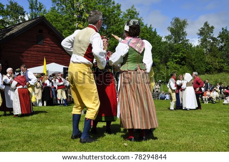 TORSTUNA, SWEDEN-JUNE 19: Folklore ensemble of Sweden in traditional folk costume at midsummer day festival on June 19, 2009 in Torstuna, Sweden.