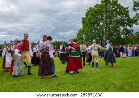 TORSTUNA, SWEDEN - JUNE 19: Unidentified dancing people in  midsummer event. The official name is midsummer event and organization are hembygd Torstuna on June 19, 2015 in Torstuna Sweden
