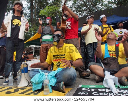 KUALA LUMPUR - JANUARY 12 :Street performers sing political songs and anti-Lynas songs in front of Stadium Merdeka during the People\'s Uprising Rally on January 12, 2013. Kuala Lumpur.