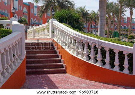 Arabic architecture: wide walkway and stairs