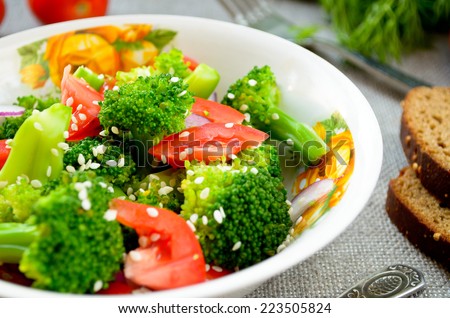 Green salad with broccoli, tomato and sesame seed