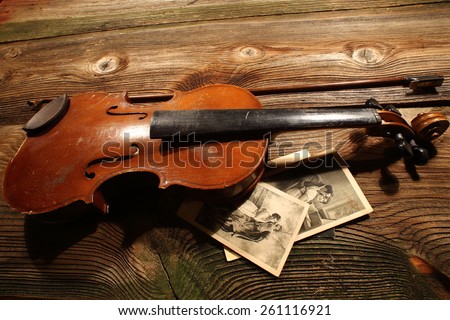 old broken violin on a wooden background/Old broken violin close up