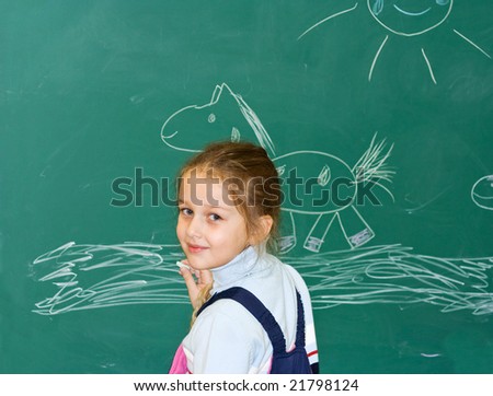 The girl draws chalk the horse