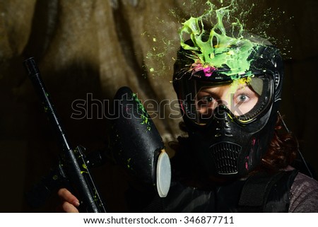 Splash after direct hit to protecting mask in the paintball game