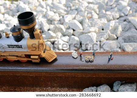 Team(miniatures) makes maintenance of vintage train ,vintage color.
