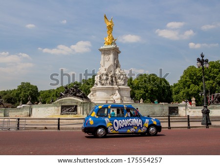 London, UK, July 11, Buckingham palace and the statue of Queen Victoria and English taxi, July 11.2013 in London