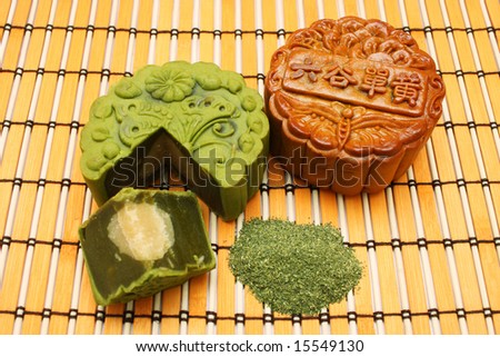 Two type different flavor mooncakes puts together.