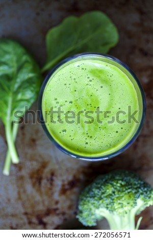 Green juice with spinach and broccoli
