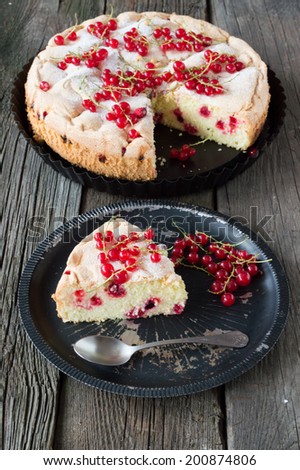 vanilla cake with fresh red currants