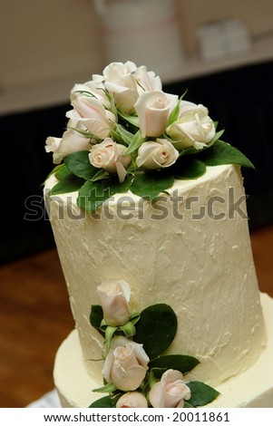 Flower decorated wedding cake