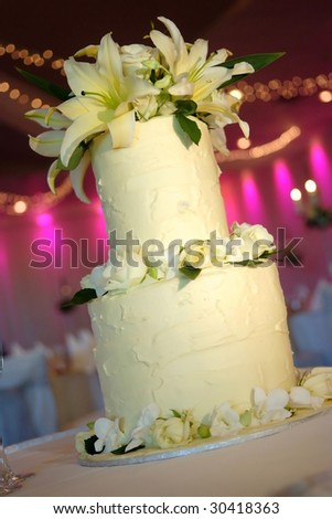 Flower decorated wedding cake