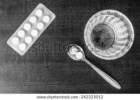 Cure the disease, take the pills in the spoon. Top view